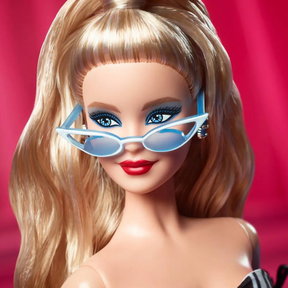 Mattel Poupée Barbie blonde 65e anniversaire - Barbie Signature^ Poupées Mannequins